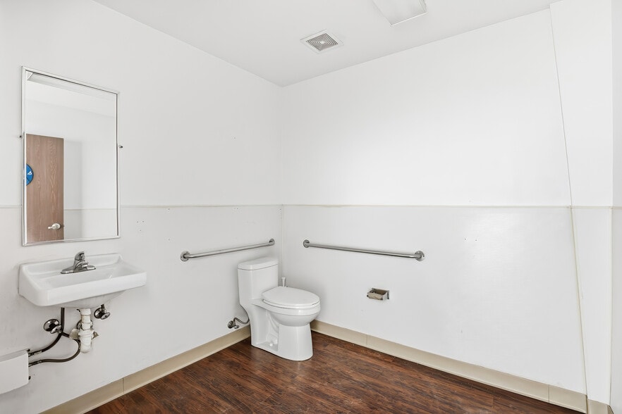 More Photos Of 2200-2248 MaryAnne Dr, Turlock Warehouse For Lease