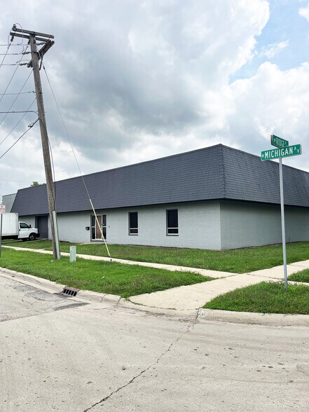 More Photos Of 701 N Michigan Ave, Villa Park Warehouse For Lease