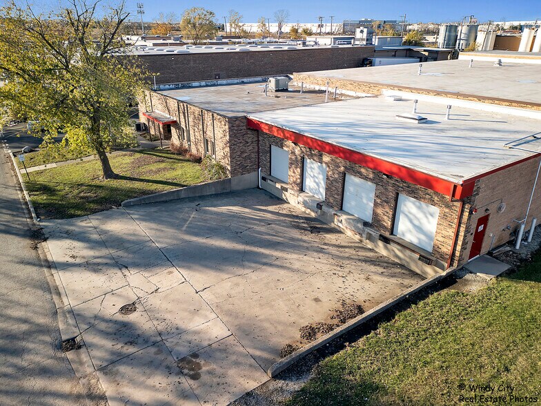 More Photos Of 1025 Industrial Dr, Bensenville Warehouse For Lease