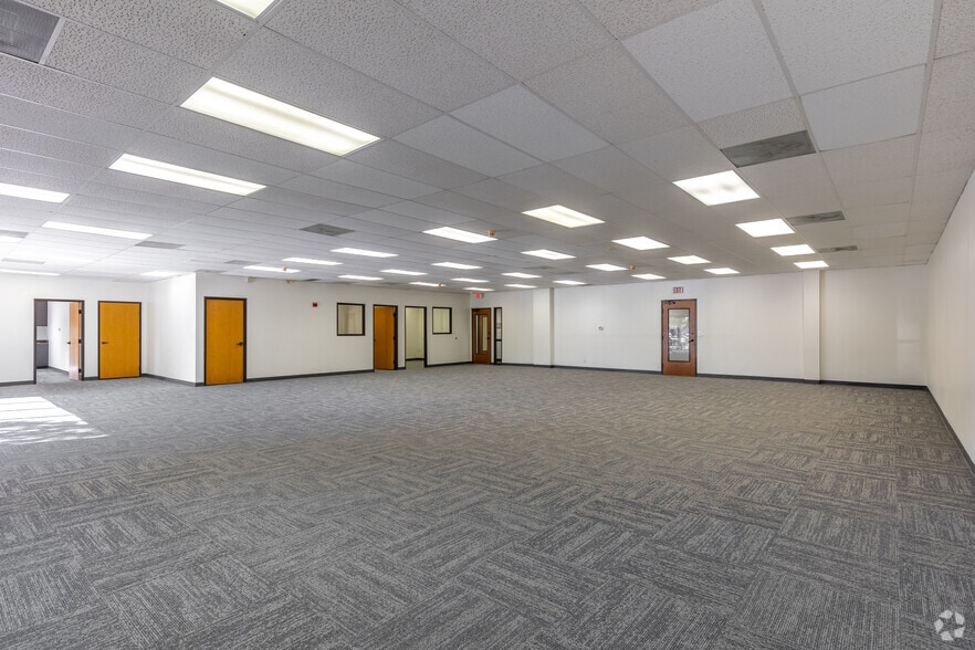 More Photos Of 1202 E Arapaho Rd, Richardson Unknown For Lease