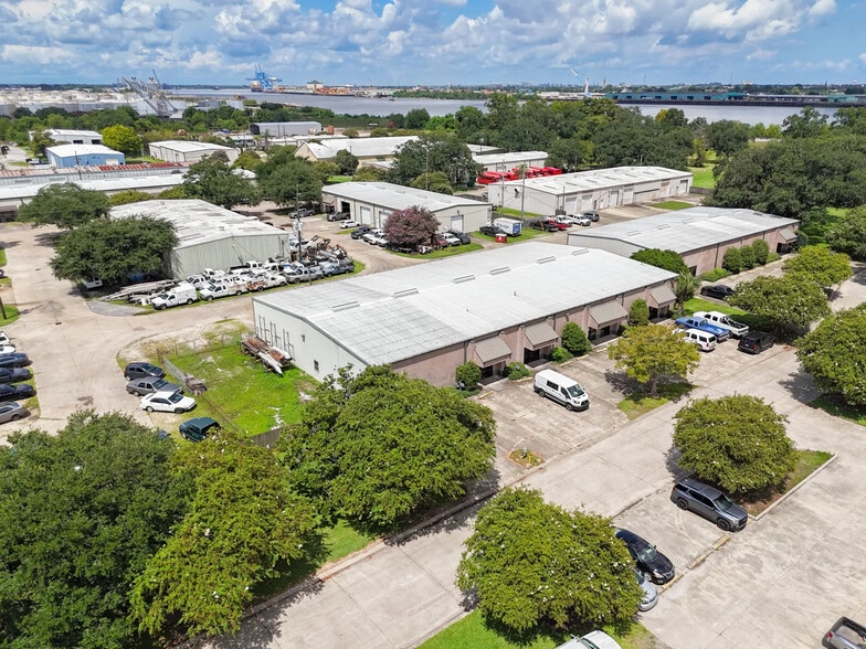 More Photos Of 200-210 Pailet Dr, Harvey Flex For Lease
