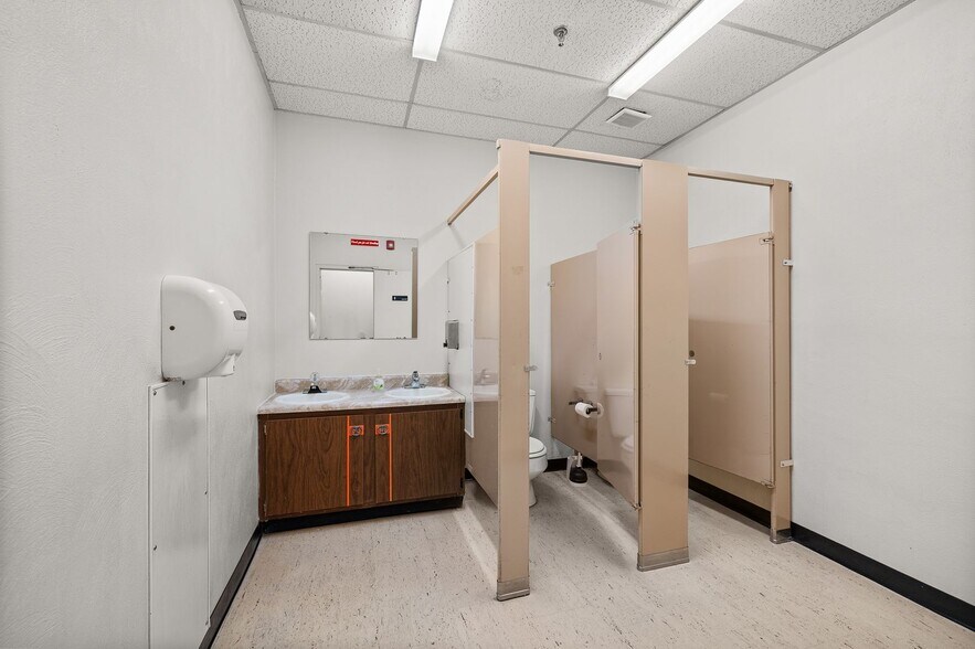 More Photos Of 1075 National Pky, Mansfield Office For Sale