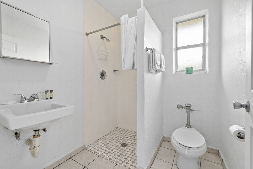 More Photos Of 801 Ridgewood Ave, Holly Hill Hotel For Sale