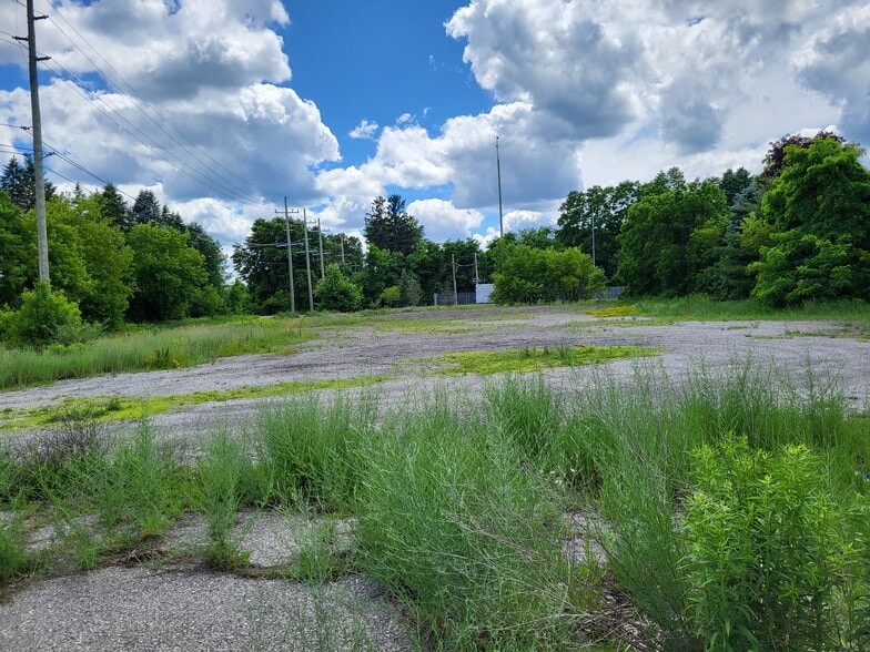 More Photos Of 9405 Dixie Hwy, Village of Clarkston General Retail For Sale