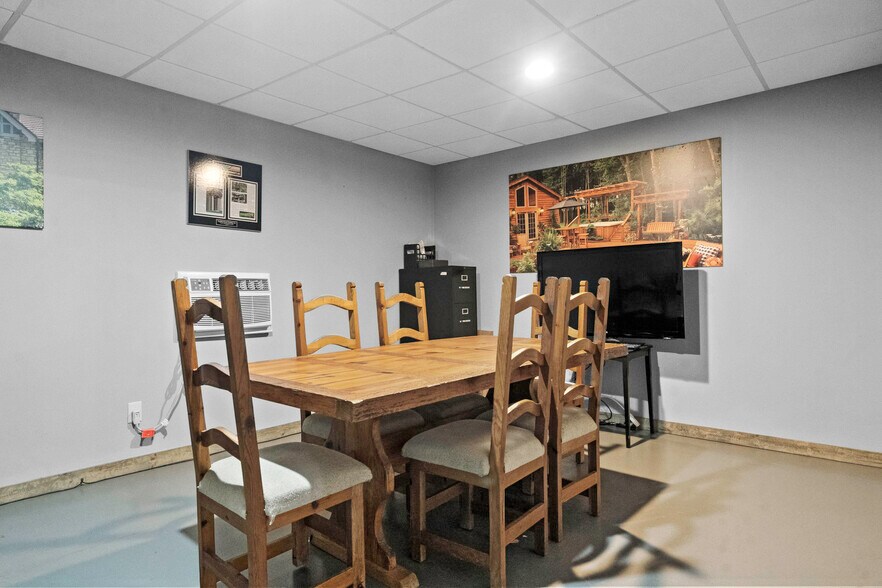 More Photos Of 11155 Hubbard Rd, Kansas City Flex For Sale