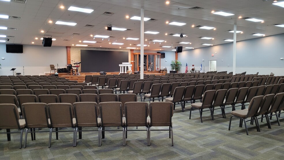 More Photos Of 8988 Glenmont Dr, Houston Light Distribution For Lease