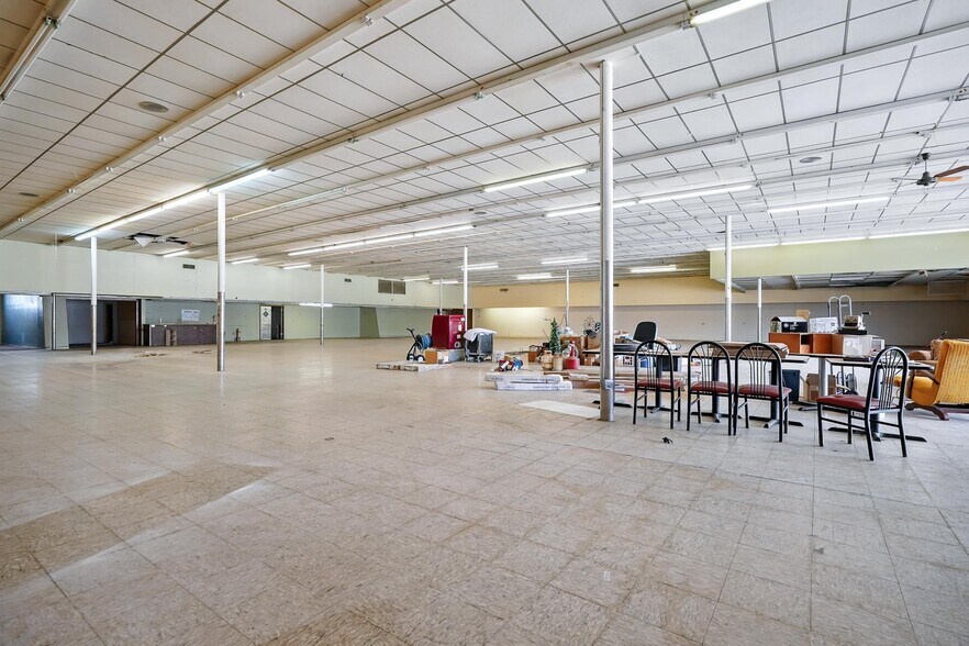 More Photos Of 500-511 E Broadway St, Sweetwater Storefront For Sale