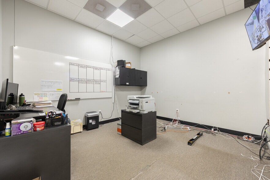 More Photos Of 3737-3757 Parkway Ln, Hilliard Showroom For Lease