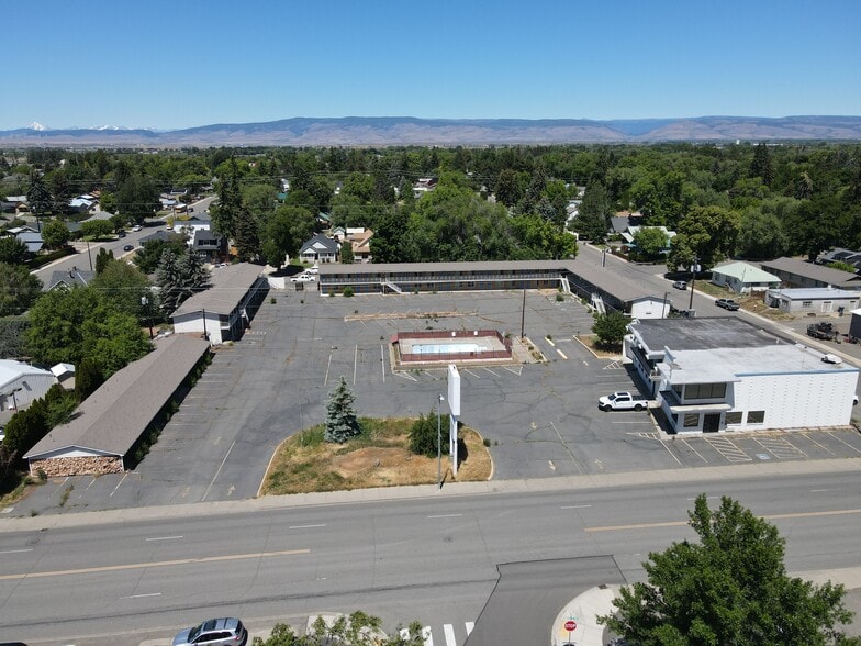 Primary Photo Of 403 W University Way, Ellensburg Hotel For Sale