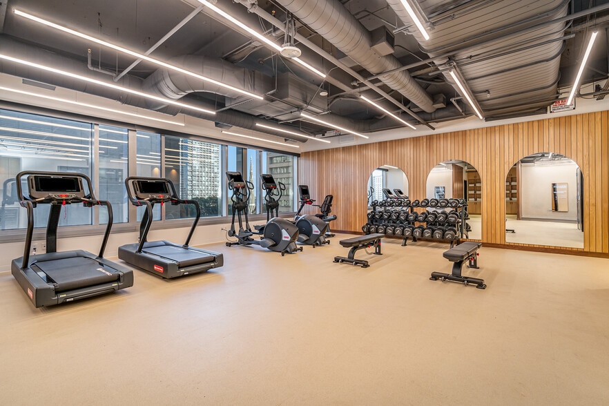 More Photos Of 121 W Trade St, Charlotte Office For Lease