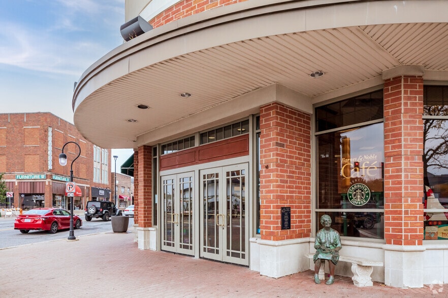 More Photos Of 47 E Chicago Ave, Naperville General Retail For Lease