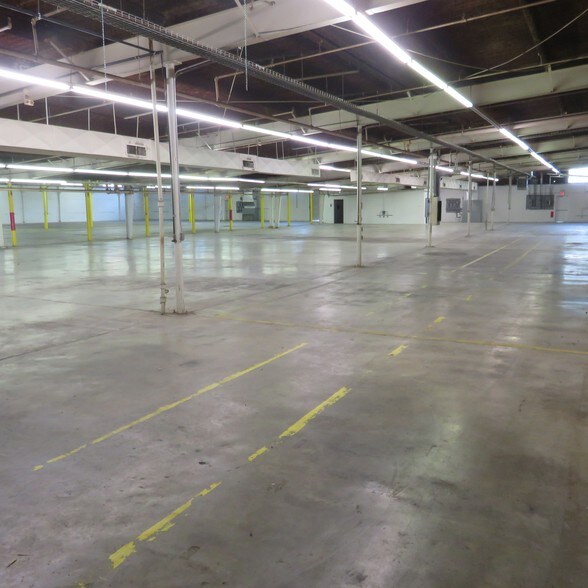 More Photos Of 2525 N Center St, Bonham Manufacturing For Lease