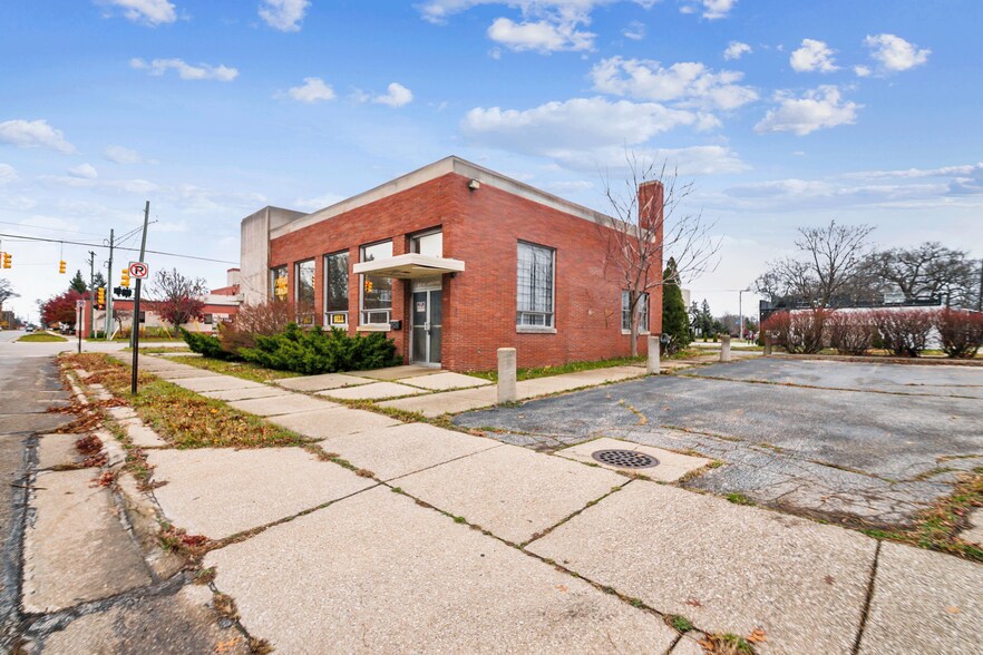 More Photos Of 43 W Laketon Ave, Muskegon General Retail For Sale