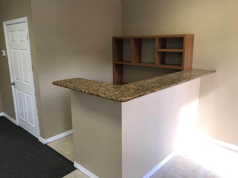 More Photos Of 1045 Collier Center Way, Naples Flex For Lease