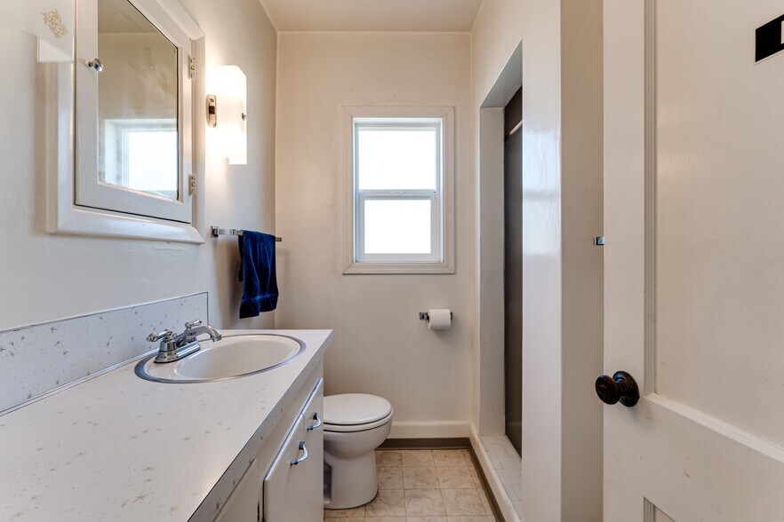 More Photos Of 1350 Ivy St, Junction City Office For Sale