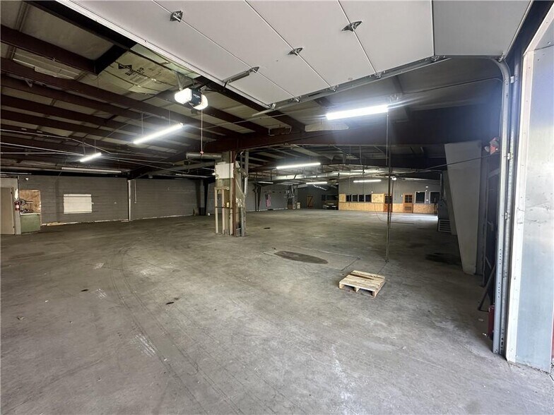 More Photos Of 701 S 8th St, Saint Joseph Light Distribution For Lease