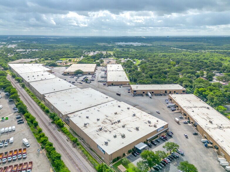 More Photos Of 580-586 N Beach St, Fort Worth Distribution For Lease