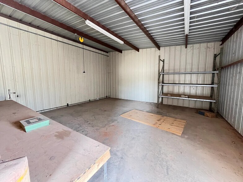 More Photos Of 714 Main St, Buffalo Gap Warehouse For Lease