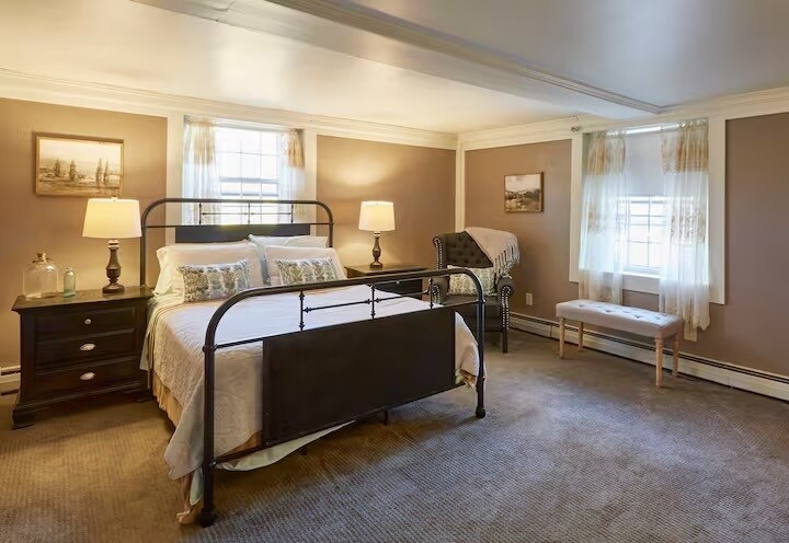 More Photos Of 722 Main St, Bennington Freestanding For Sale