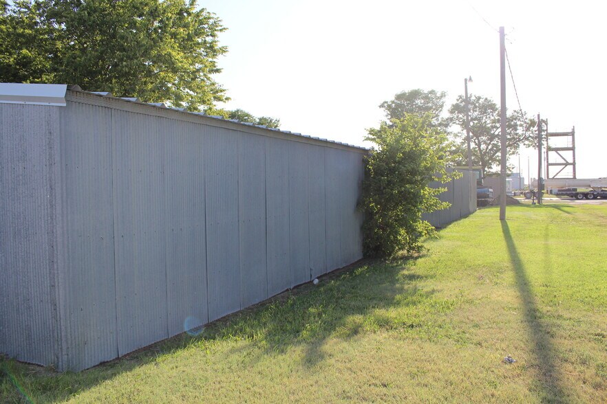 More Photos Of 112 Barclay Ave, Wa Keeney Veterinarian Kennel For Sale