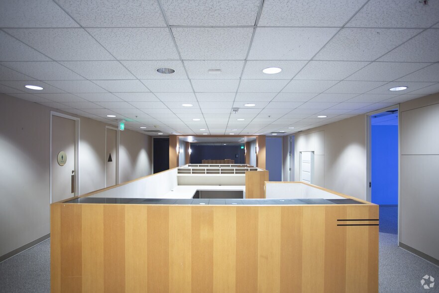 More Photos Of 520 S Grand Ave, Los Angeles Office For Lease