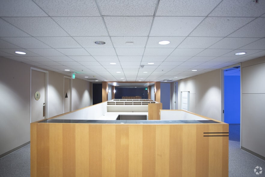 More Photos Of 520 S Grand Ave, Los Angeles Office For Lease