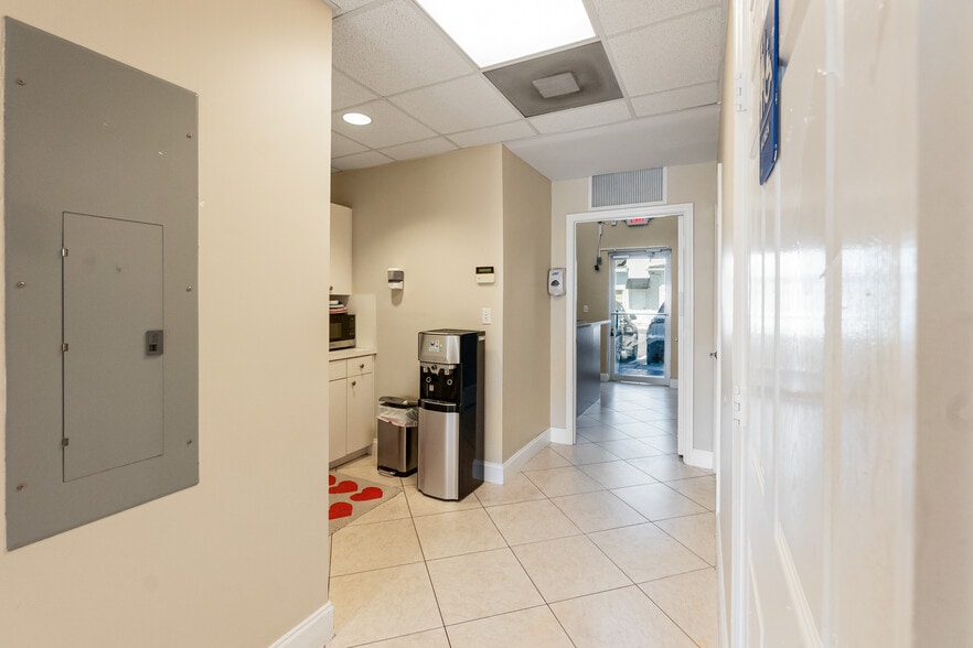 More Photos Of 10261 Sunset Dr, Miami Office For Lease