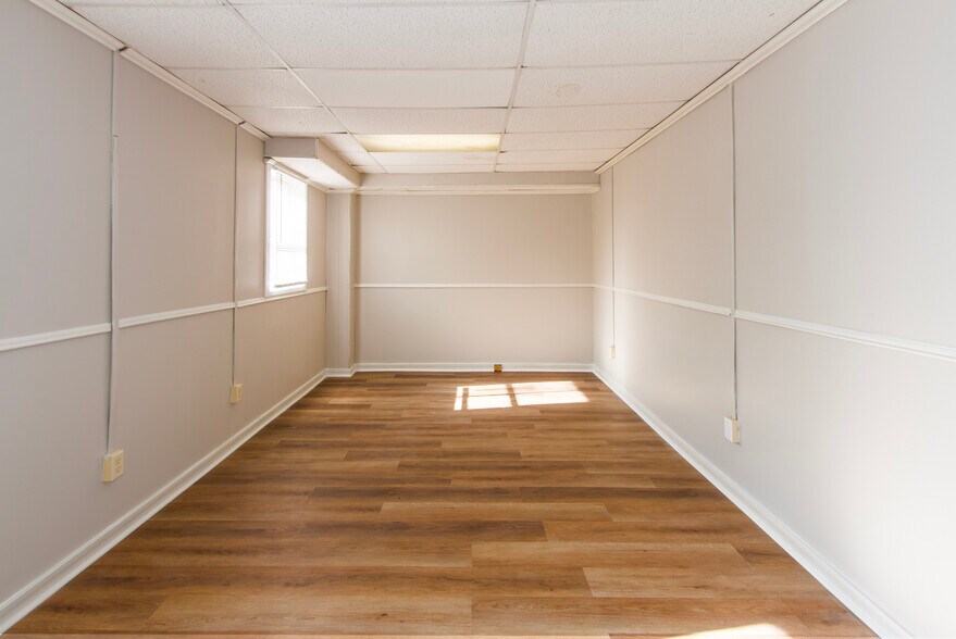 More Photos Of 1044 Baxter St, Athens Freestanding For Sale