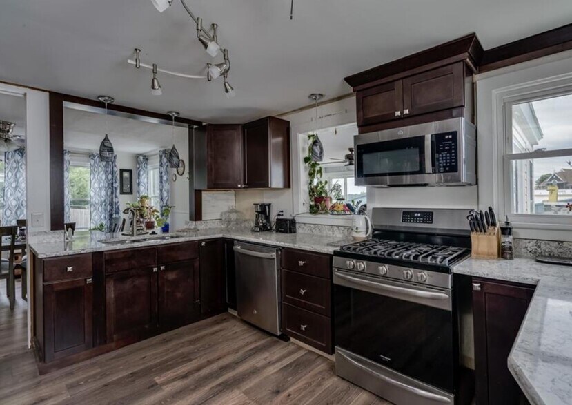 More Photos Of 16 Bethune St, Alexandria Bay Marina For Sale