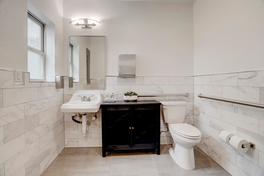 More Photos Of 6544 Greatwood Pky, Sugar Land Loft Creative Space For Sale