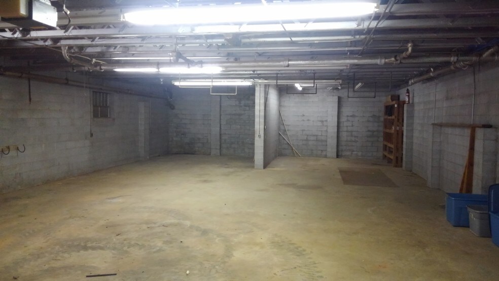 More Photos Of 910 Edgefield St, Greenwood Light Distribution For Sale
