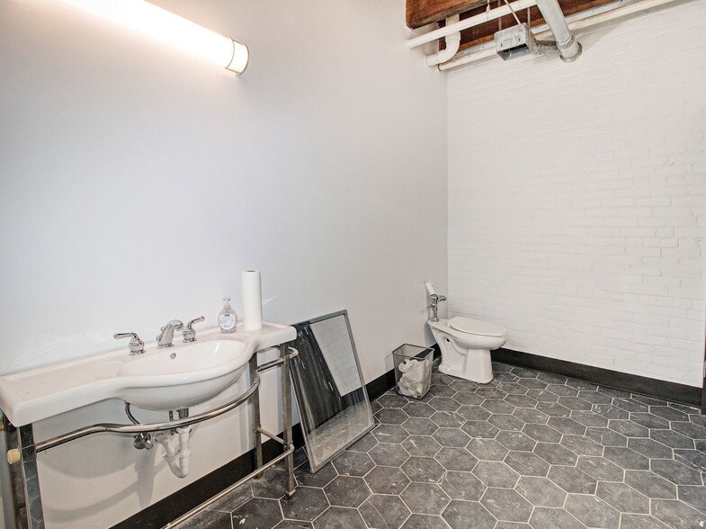 More Photos Of 2630 Charlevoix St, Detroit Office For Sale