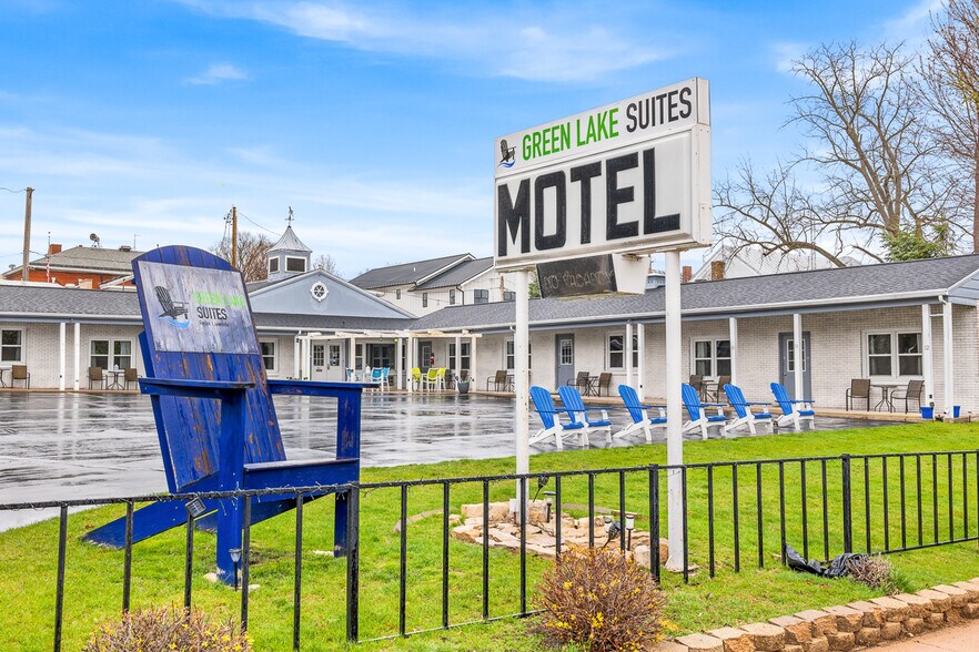 More Photos Of 488 South St, Green Lake Hotel For Sale