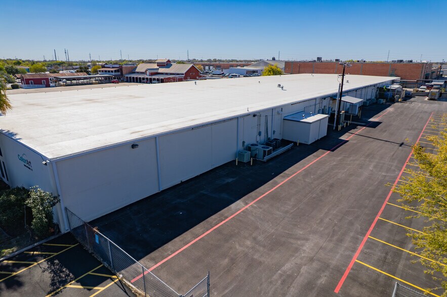 More Photos Of 5101 S Zarzamora St, San Antonio Manufacturing For Lease