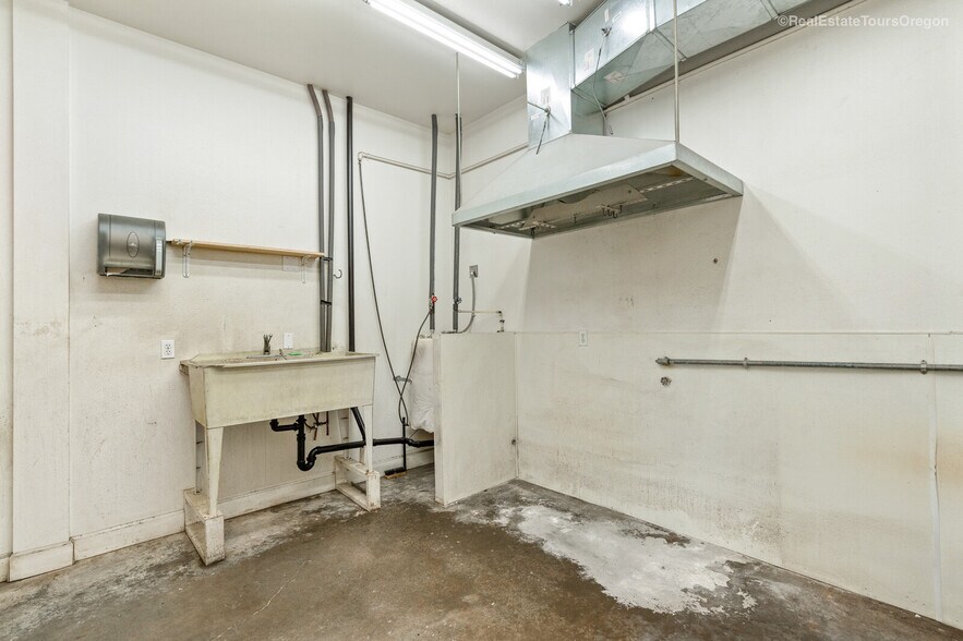 More Photos Of 10791 Oak St NE, Donald Showroom For Sale