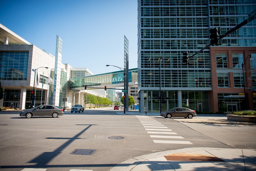 More Photos Of 123 E Cermak Rd, Chicago Restaurant For Lease