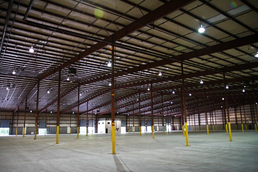 More Photos Of 421 Landmark Dr, Wilmington Distribution For Lease