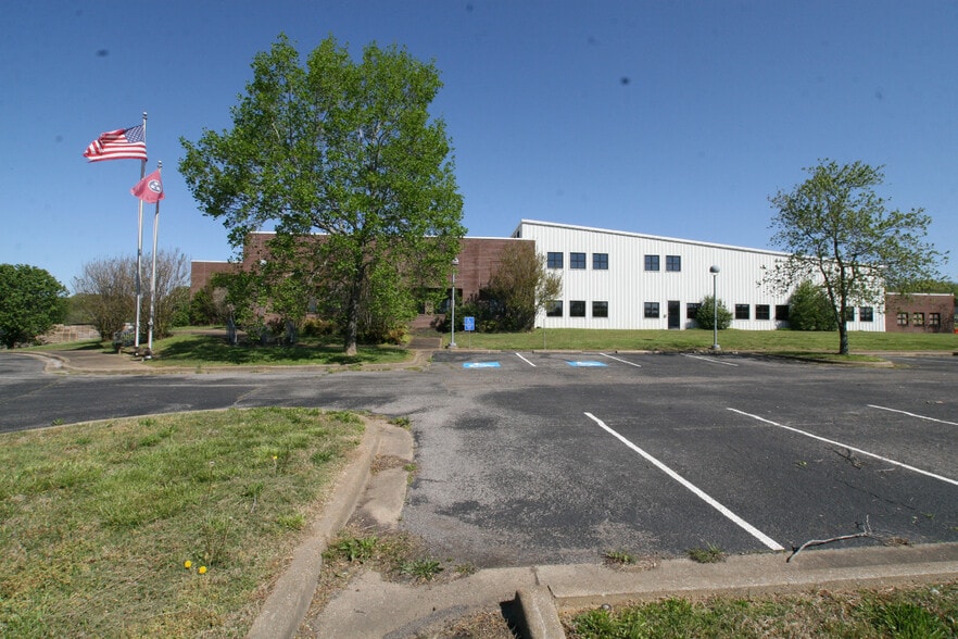 Primary Photo Of 260 Bennett Dr, Pulaski Warehouse For Lease