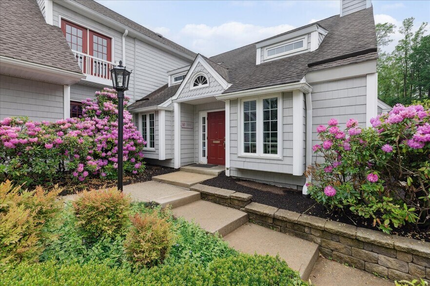 More Photos Of 10 Mystic Ln, Malvern Loft Creative Space For Sale