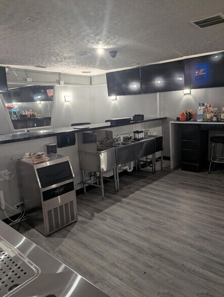 More Photos Of 6028 N Dixie Dr, Dayton Bar For Sale