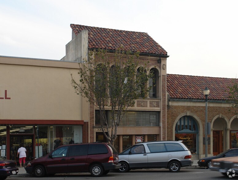 More Photos Of 852-854 E Main St, Santa Paula Storefront Retail Office For Lease