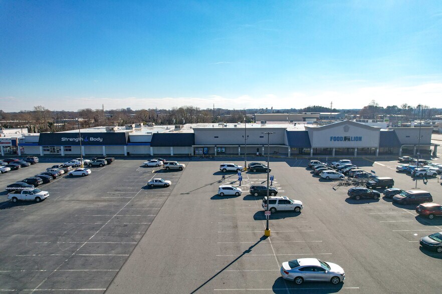 More Photos Of 4639-4653 W Market St, Greensboro Unknown For Lease