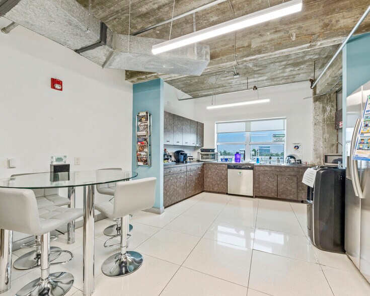 More Photos Of 605 Lincoln Rd, Miami Beach Office Residential For Sale