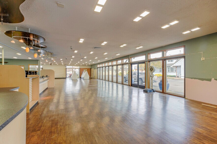 More Photos Of 915 Main Ave, Tillamook Veterinarian Kennel For Lease