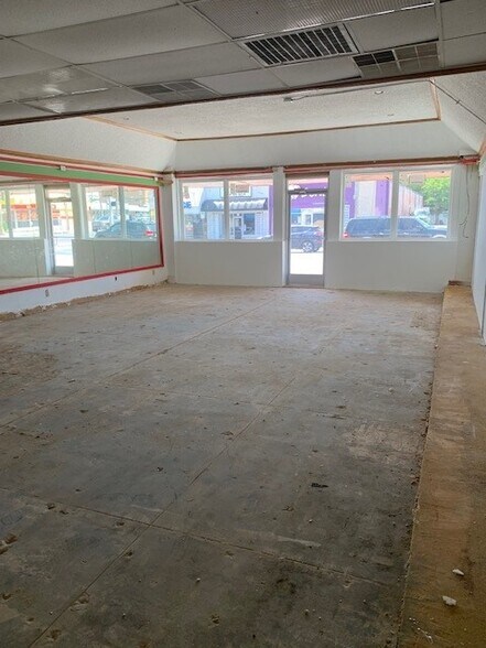 More Photos Of 2706 Samuell Blvd, Dallas Storefront For Lease