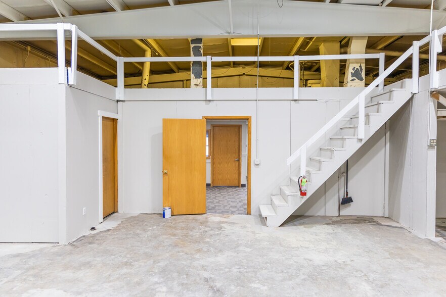 More Photos Of 1405 Lake Lansing Rd, Lansing Warehouse For Lease