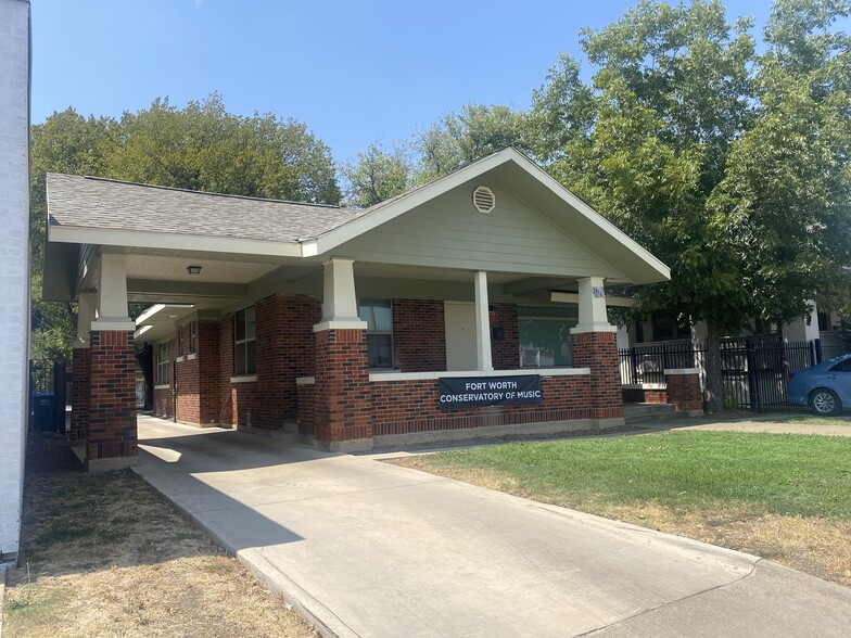 Primary Photo Of 2816 Hemphill St, Fort Worth Office For Sale