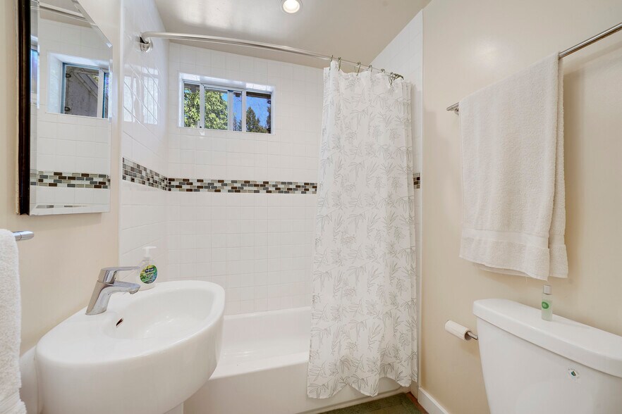 More Photos Of 1423-1425 Foothill, Calistoga Apartments For Sale