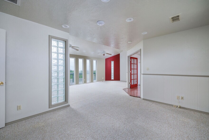 More Photos Of 3120 Hwy 87, Crystal Beach Office Residential For Sale