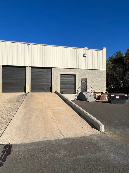More Photos Of 102 Commerce Dr, Moorestown Distribution For Lease